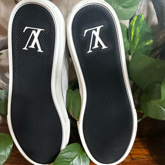 Louis Vuitton
LV Monogram Leather Sneakers - Picture 5 of 8